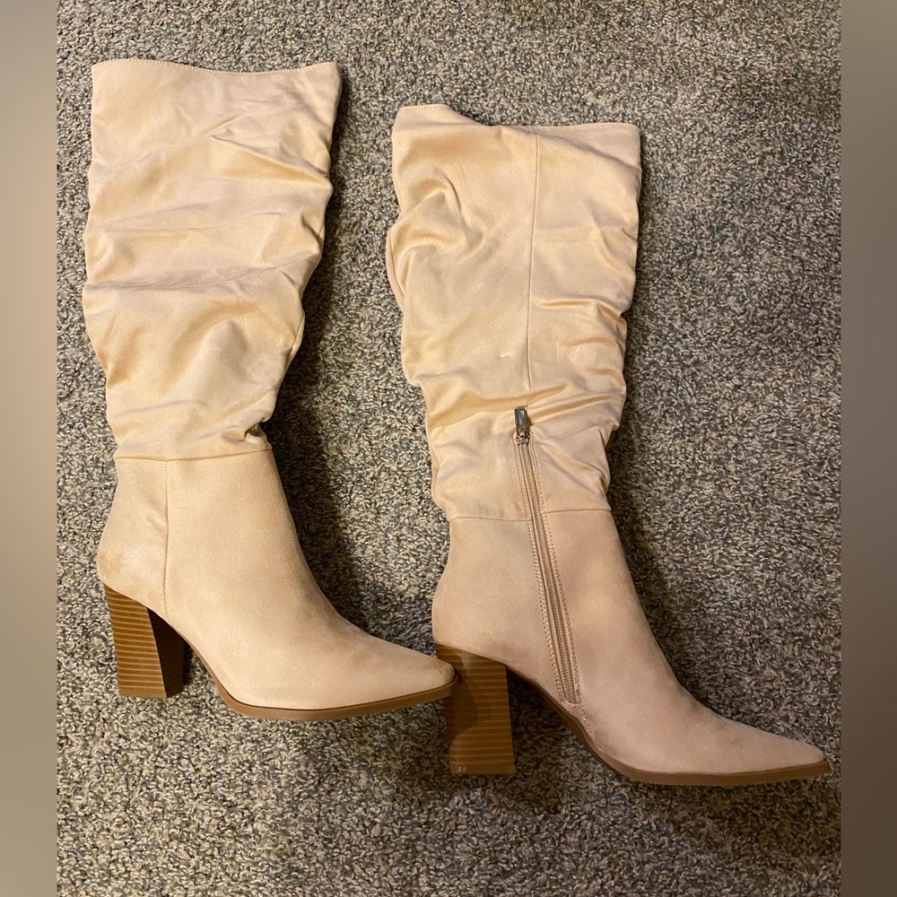 Women’s size 8 knee high chunky heel side zipper boots nude pink color